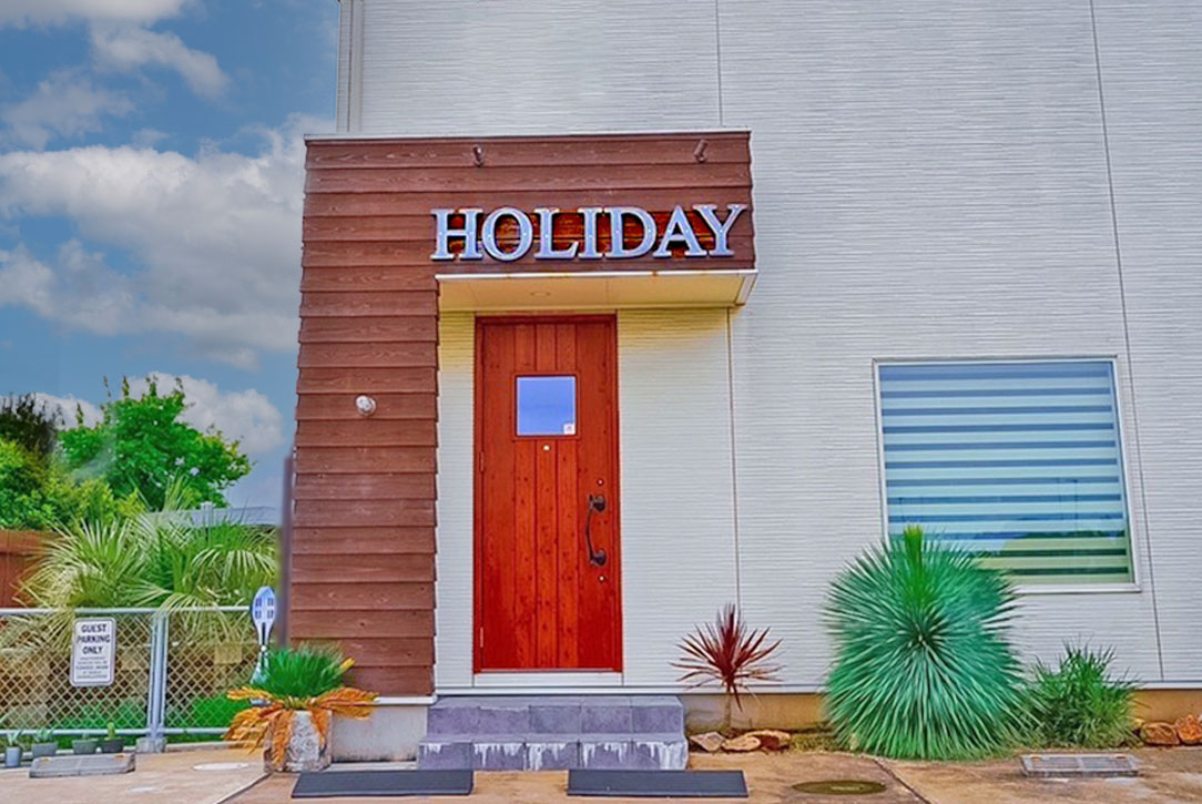 relax hair Holidayの案内タイトル店舗外観